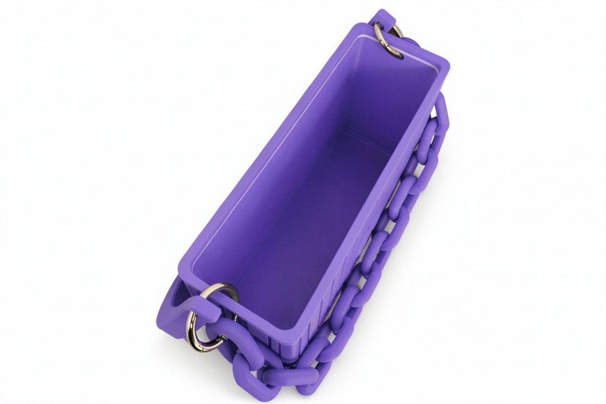Innenraum einer fliederfarbenen 3D gedruckten Handtasche von Banjor mit Kette und feiner Struktur