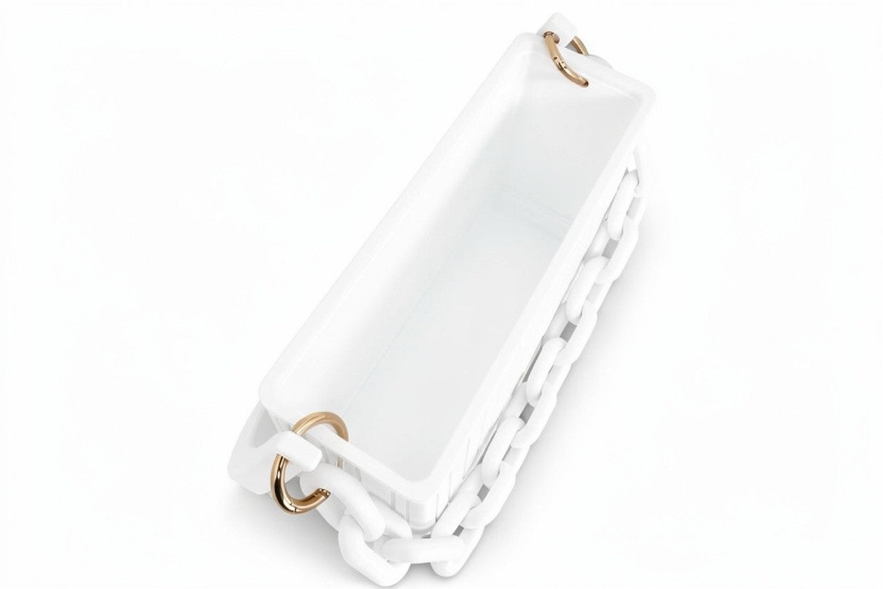 Weiße 3D gedruckte Handtasche von Banjor in der Innenansicht mit Kette und klarem minimalistischen Design
