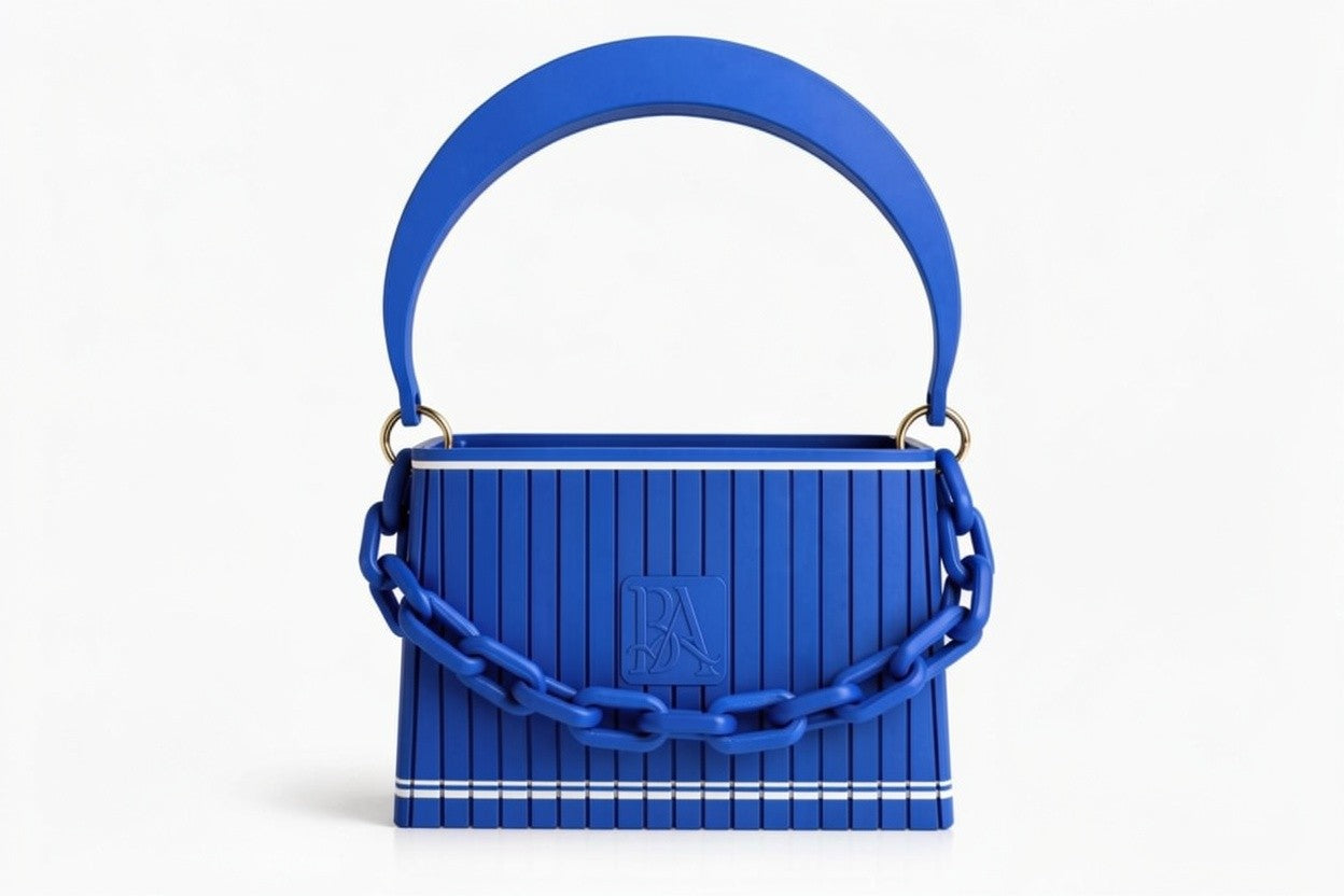 HAKO Handtasche in Blau mit strukturierter Oberfläche und Ketten-Detail, Frontansicht auf weißem Hintergrund