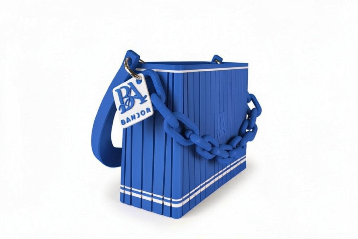 HAKO Handtasche in Blau, Seitenansicht mit strukturierter Oberfläche, Ketten-Detail und BANJOR Anhänger