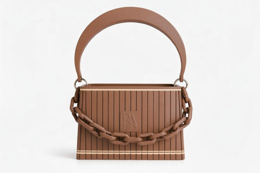 HAKO Handtasche in Braun mit strukturierter Oberfläche und Ketten-Detail, Designer-Tasche Frontansicht auf weißem Hintergrund