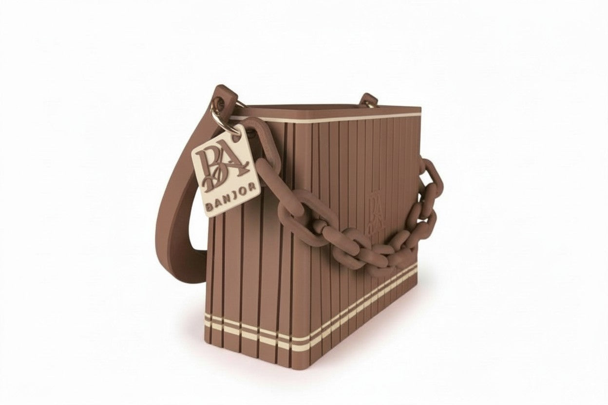 HAKO Handtasche in Braun, Seitenansicht mit strukturierter Oberfläche, Ketten-Detail und BANJOR Anhänger, Designer-Tasche