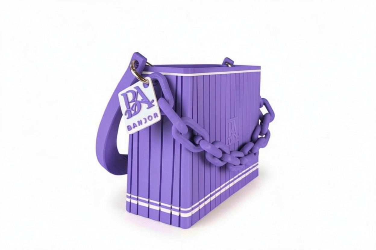 HAKO Handtasche in Lila, Seitenansicht mit strukturierter Oberfläche, Ketten-Detail und BANJOR Anhänger, Designer-Tasche