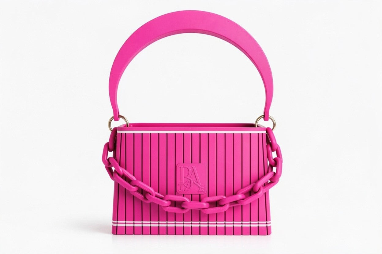 HAKO Handtasche in Fuchsia mit strukturierter Oberfläche und Ketten-Detail, Frontansicht auf weißem Hintergrund