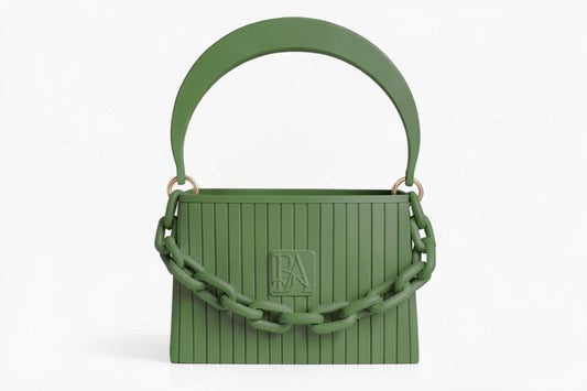 HAKO Handtasche in Grün mit strukturierter Oberfläche und Ketten-Detail, Designer-Tasche Frontansicht auf weißem Hintergrund