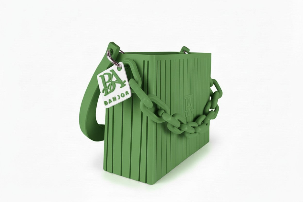 HAKO Handtasche in Grün, Seitenansicht mit strukturierter Oberfläche, Ketten-Detail und BANJOR Anhänger, Designer-Tasche