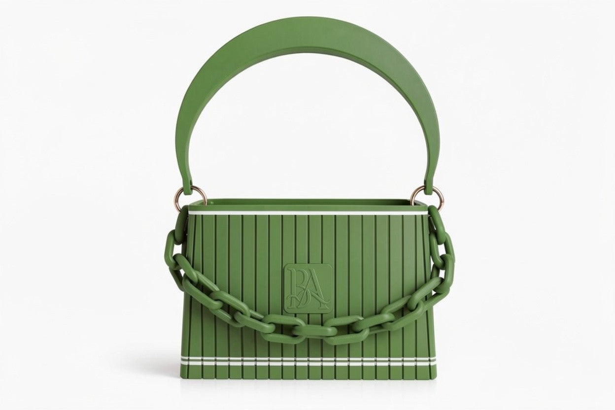HAKO Handtasche in Grün mit strukturierter Oberfläche und Ketten-Detail, Designer-Tasche Frontansicht auf weißem Hintergrund
