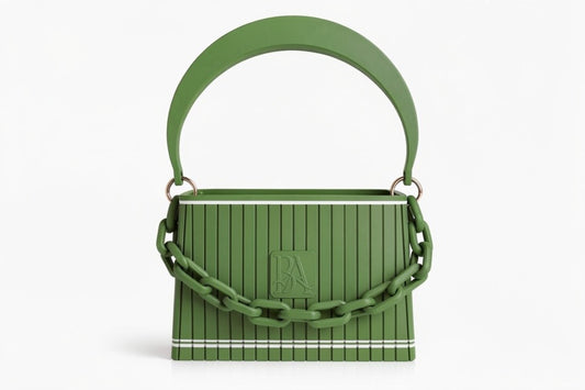 HAKO Handtasche in Grün mit strukturierter Oberfläche und Ketten-Detail, Designer-Tasche Frontansicht auf weißem Hintergrund