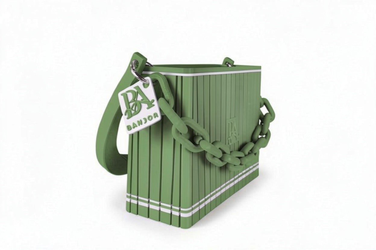 HAKO Handtasche in Grün, Seitenansicht mit strukturierter Oberfläche, Ketten-Detail und BANJOR Anhänger, Designer-Tasche