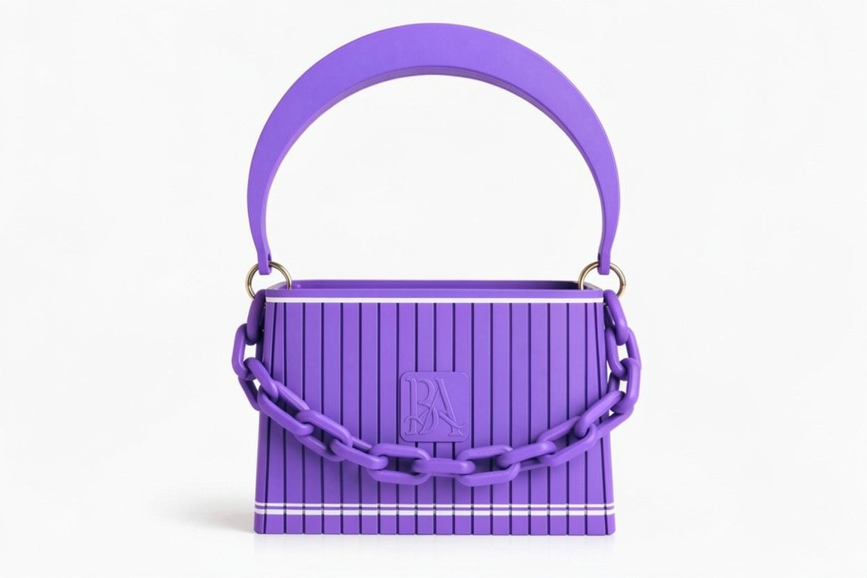 HAKO Handtasche in Lila mit strukturierter Oberfläche und Ketten-Detail, Designer-Tasche Frontansicht auf weißem Hintergrund