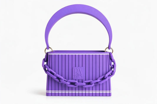 HAKO Handtasche in Lila mit strukturierter Oberfläche und Ketten-Detail, Designer-Tasche Frontansicht auf weißem Hintergrund