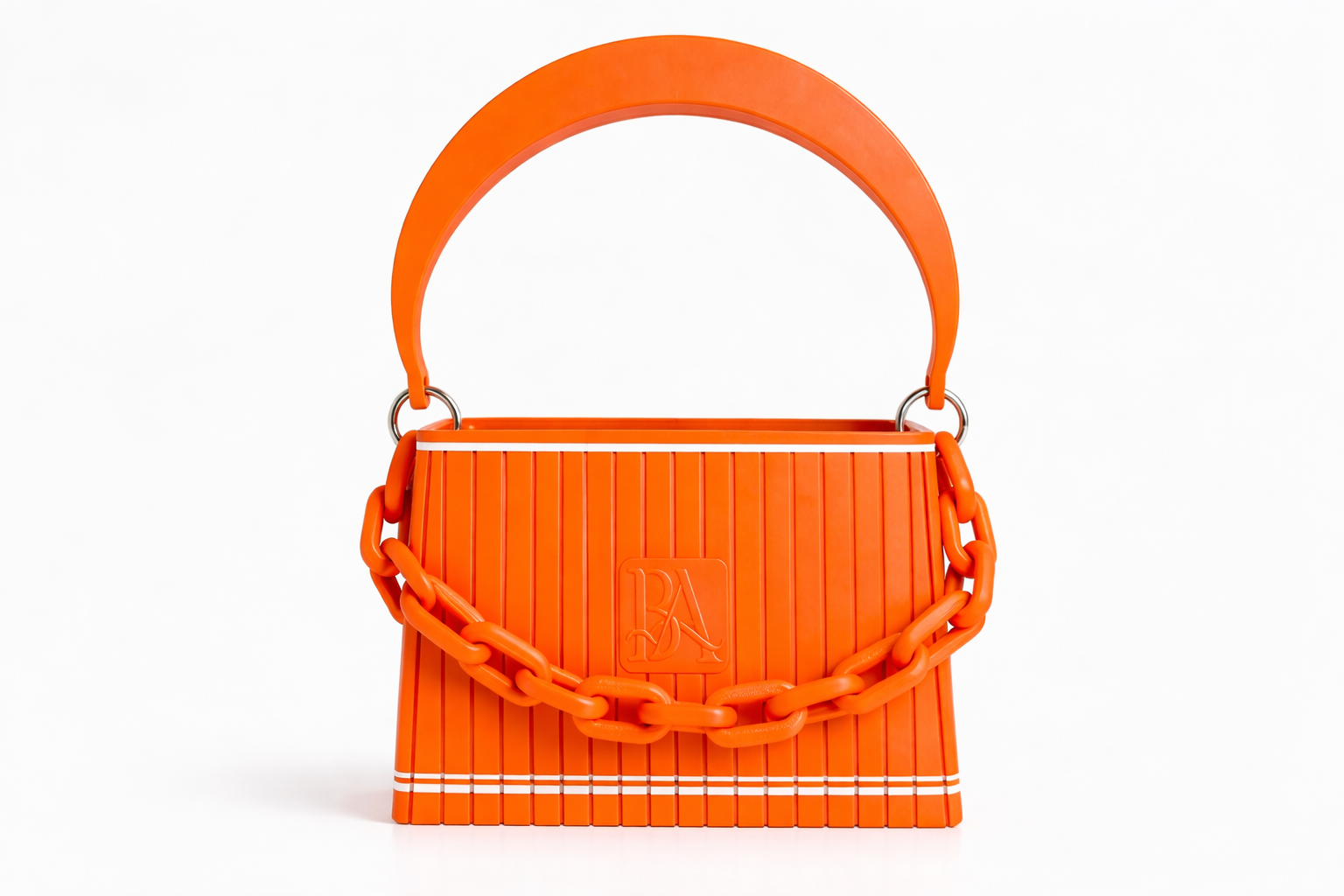 HAKO Handtasche in Orange mit strukturierter Oberfläche und Ketten-Detail, Designer-Tasche Frontansicht auf weißem Hintergrund