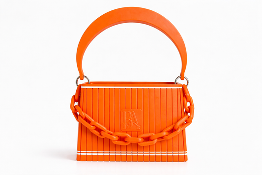 HAKO Handtasche in Orange mit strukturierter Oberfläche und Ketten-Detail, Designer-Tasche Frontansicht auf weißem Hintergrund