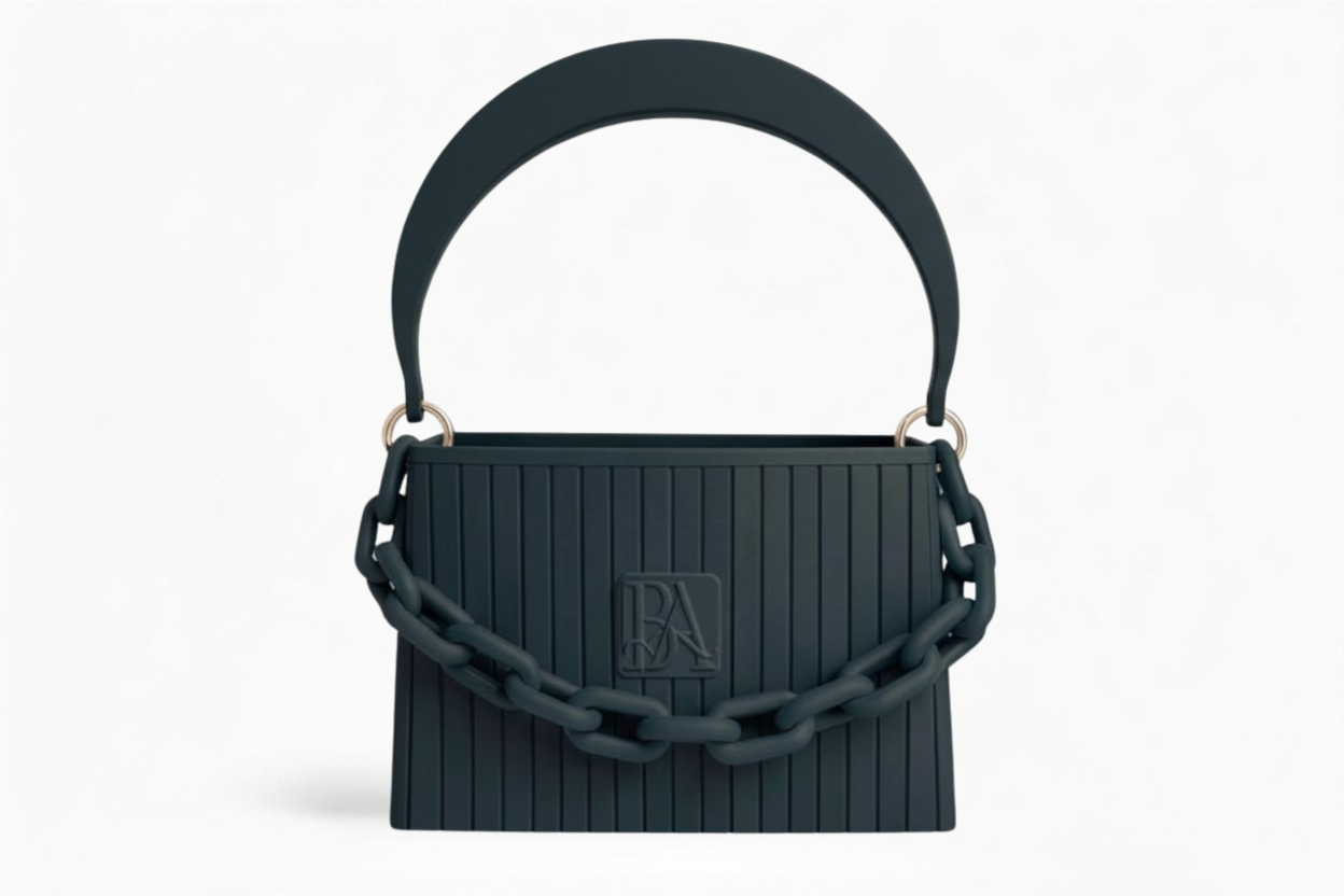 HAKO Handtasche in Schwarz mit strukturierter Oberfläche und Ketten-Detail, Designer-Tasche Frontansicht auf weißem Hintergrund