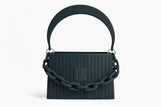 HAKO Handtasche in Schwarz mit strukturierter Oberfläche und Ketten-Detail, Designer-Tasche Frontansicht auf weißem Hintergrund