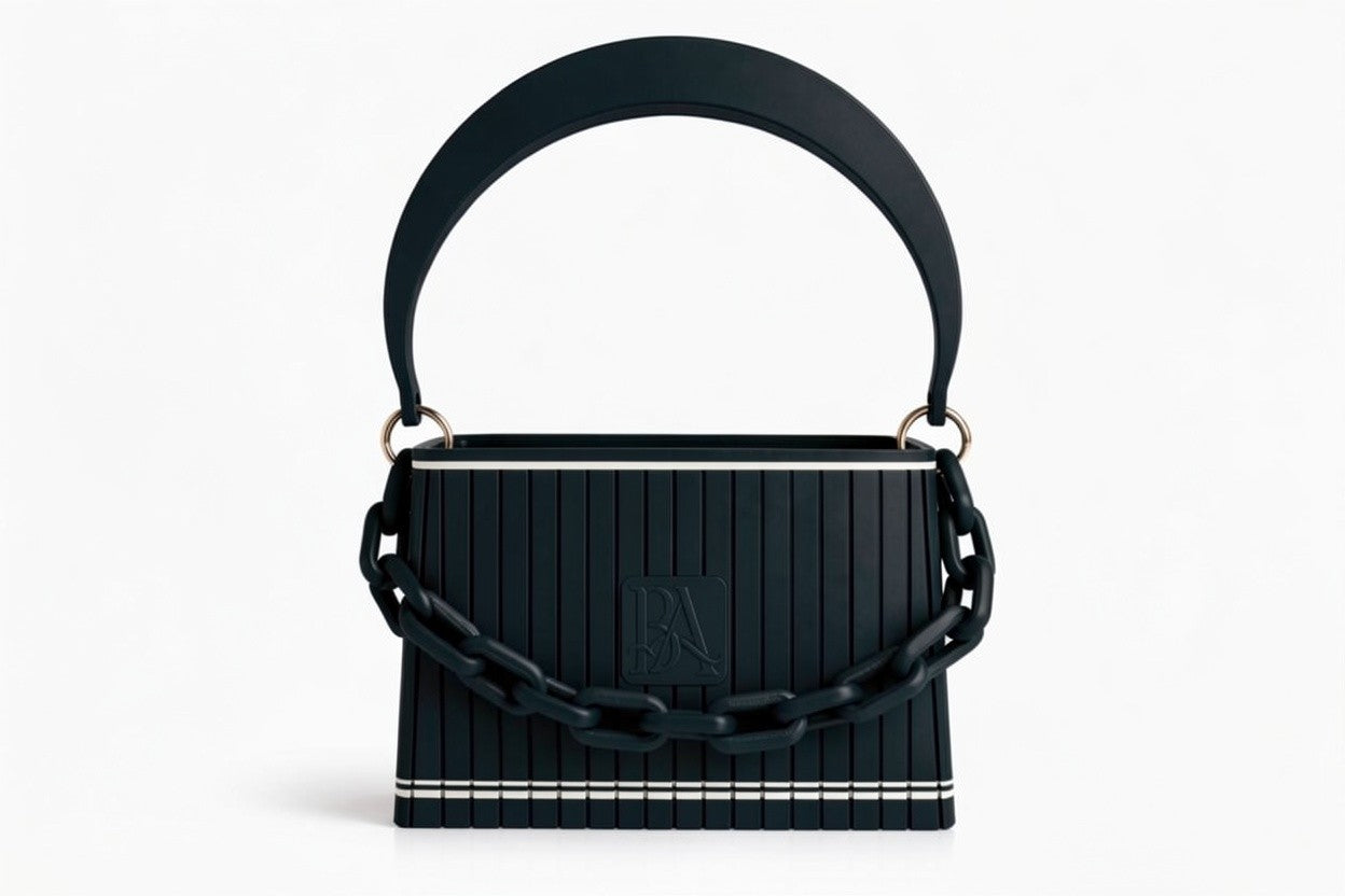 HAKO Handtasche in Schwarz mit strukturierter Oberfläche und Ketten-Detail, Designer-Tasche Frontansicht auf weißem Hintergrund