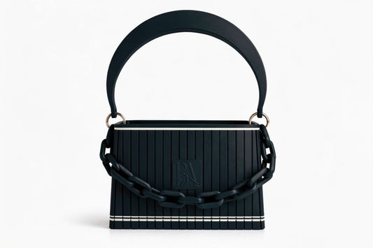 HAKO Handtasche in Schwarz mit strukturierter Oberfläche und Ketten-Detail, Designer-Tasche Frontansicht auf weißem Hintergrund