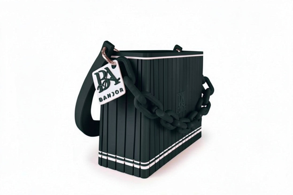 HAKO Handtasche in Schwarz, Seitenansicht mit strukturierter Oberfläche, Ketten-Detail und BANJOR Anhänger, Designer-Tasche