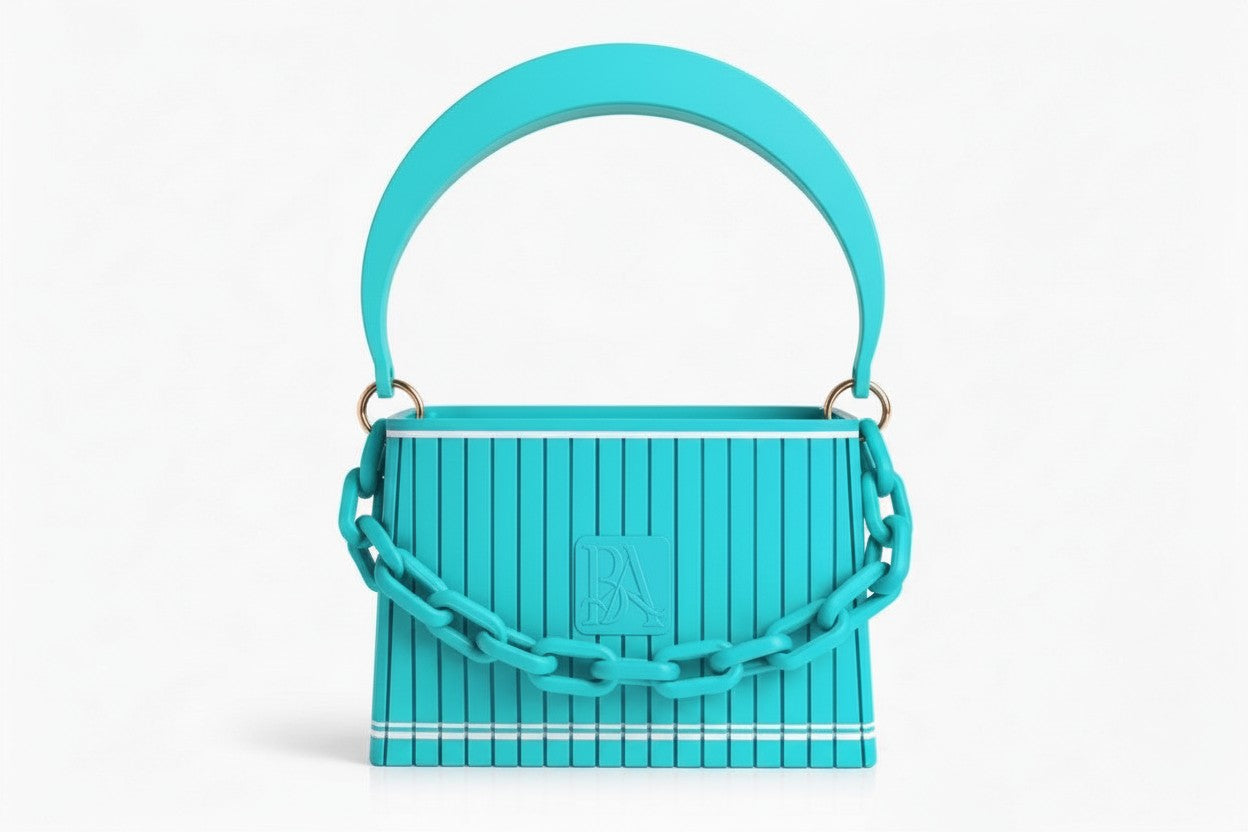 HAKO Handtasche in Türkis mit strukturierter Oberfläche und Ketten-Detail, Frontansicht auf weißem Hintergrund