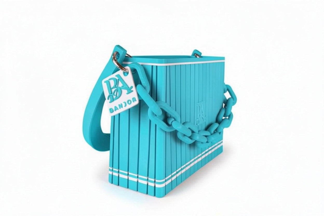 HAKO Handtasche in Türkis, Seitenansicht mit strukturierter Oberfläche, Ketten-Detail und BANJOR Anhänger
