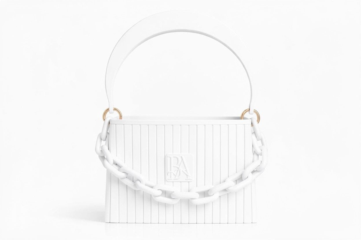 HAKO Handtasche in Weiß mit strukturierter Oberfläche und Ketten-Detail, Designer-Tasche Frontansicht auf weißem Hintergrund