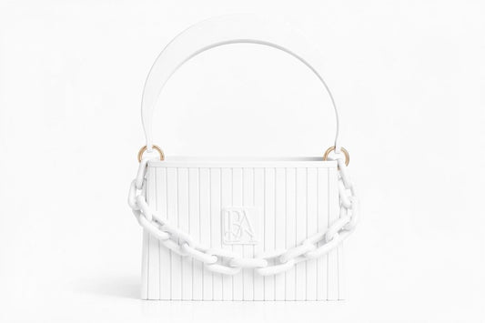HAKO Handtasche in Weiß mit strukturierter Oberfläche und Ketten-Detail, Designer-Tasche Frontansicht auf weißem Hintergrund